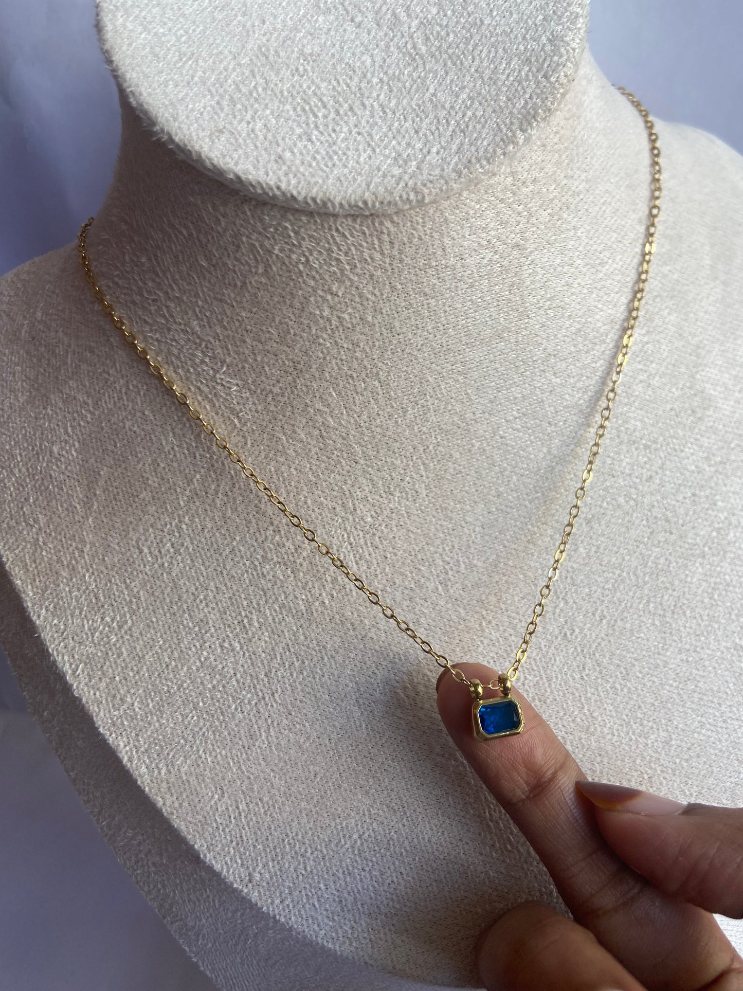 Anti tarnish royal blue stone pendant necklace