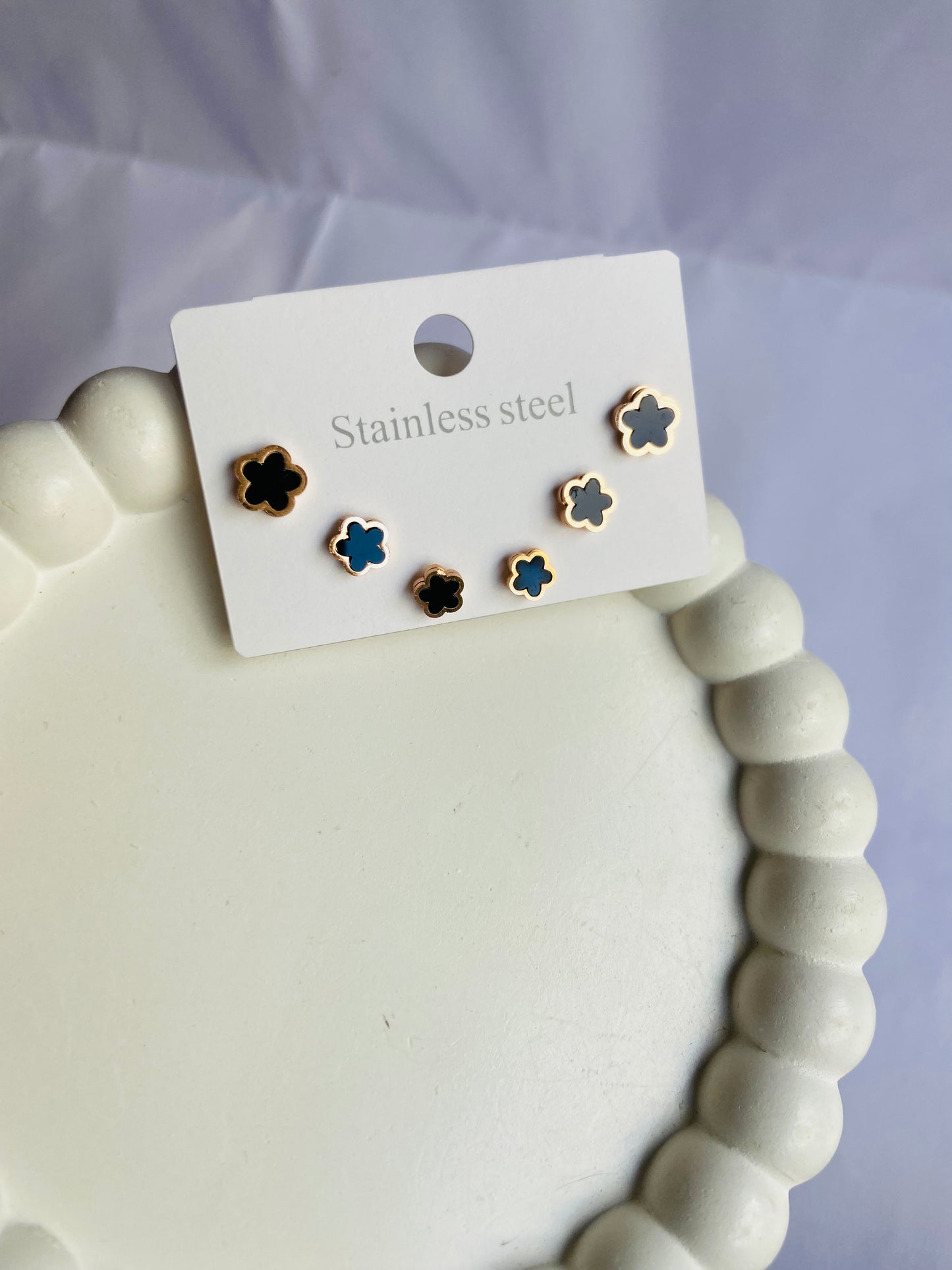Anti tarnish shapey black stud earring (3pc)