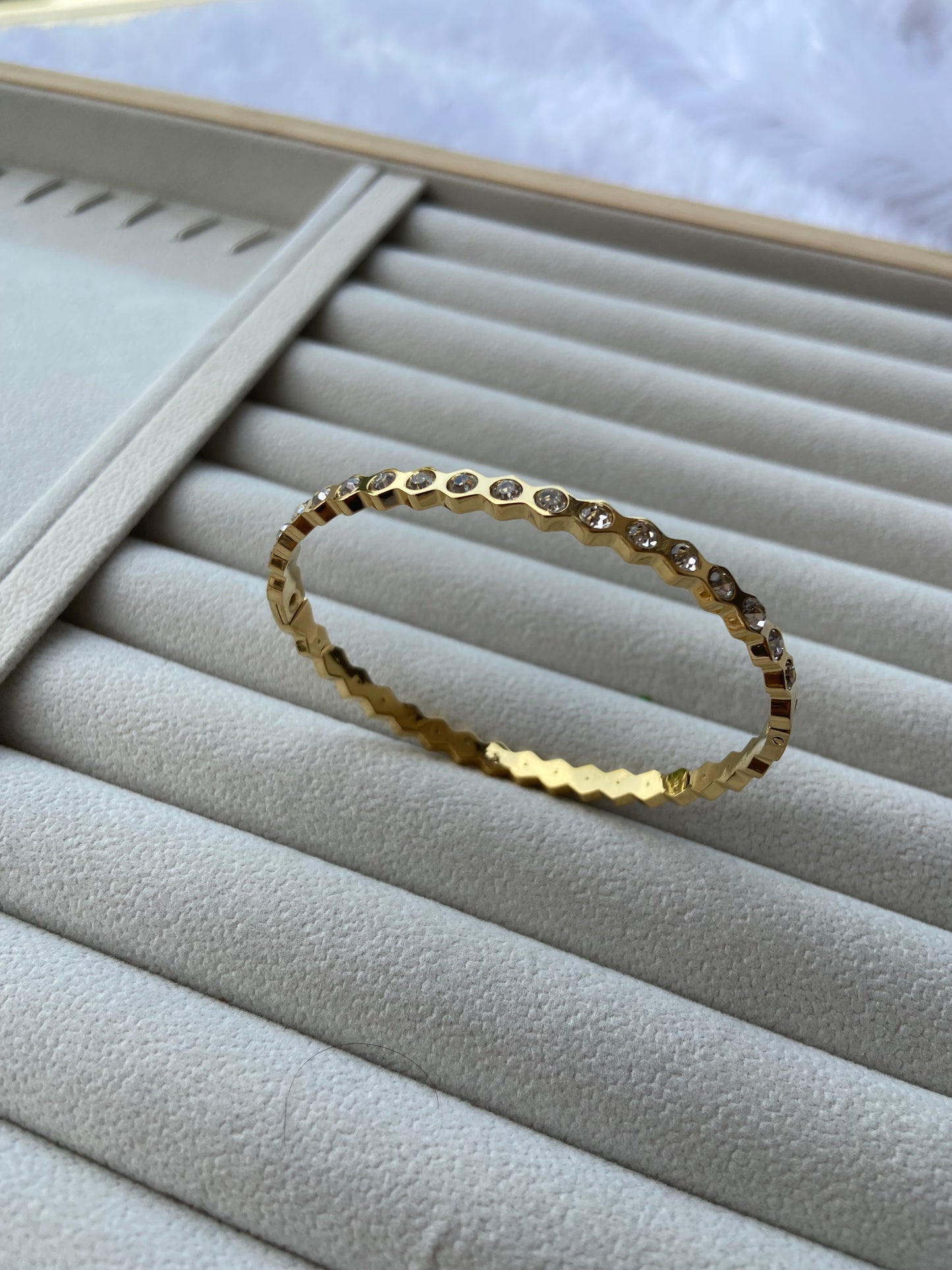 Anti tarnish sillvi stone bangle