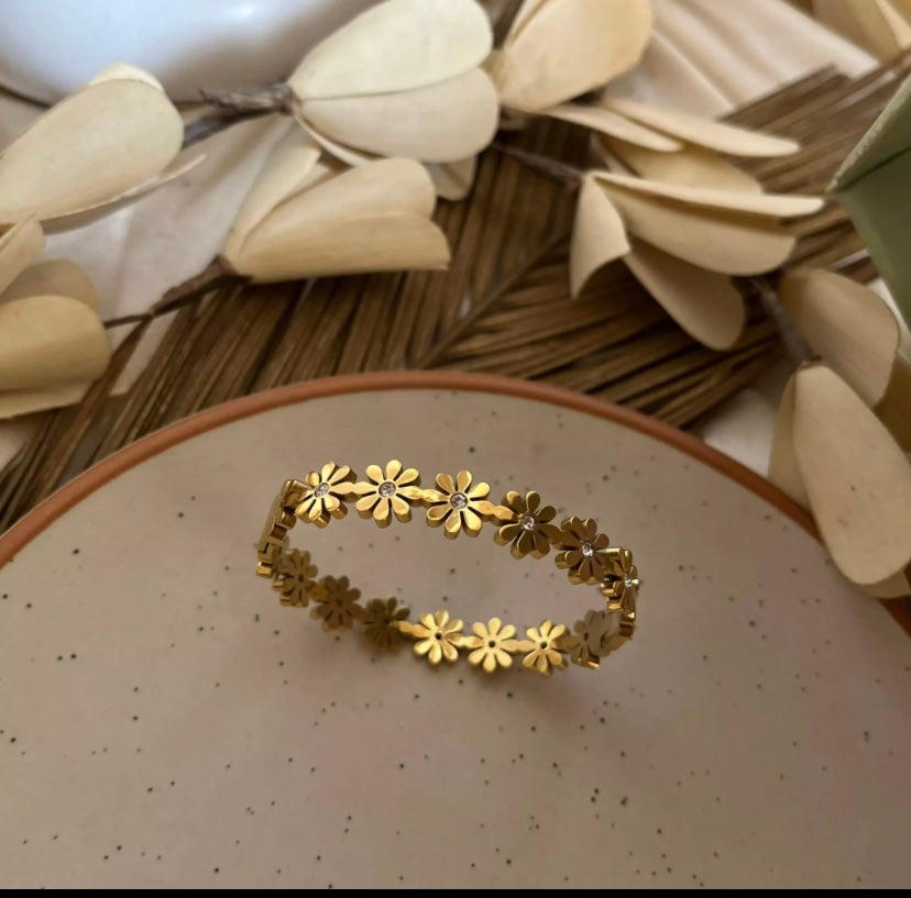 Anti tarnish flower wrist bangle