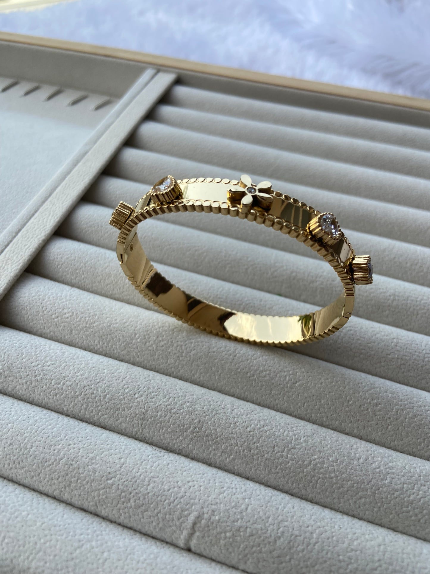 New anti tarnish flower stone bangle