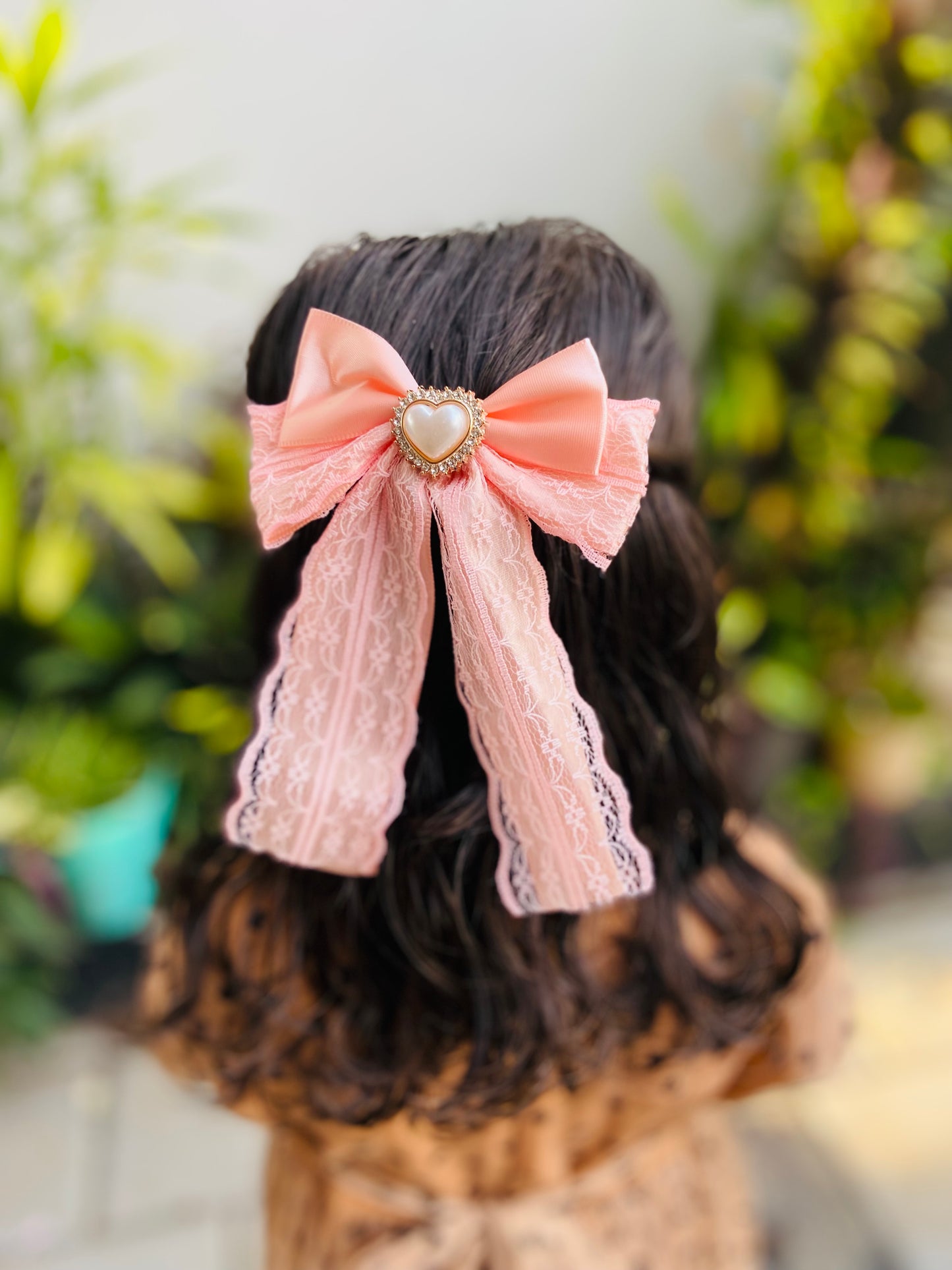 Kids down tail bow clip