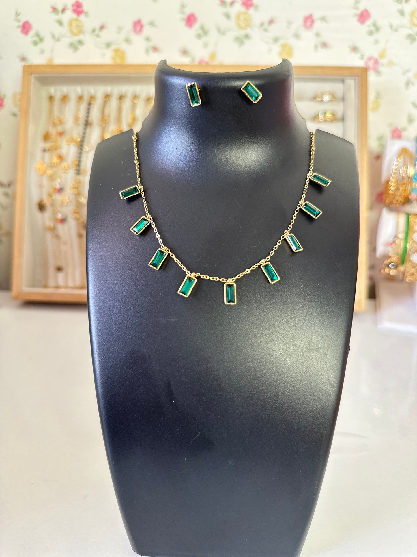 New anti tarnish emrald stone hanging chain with earring