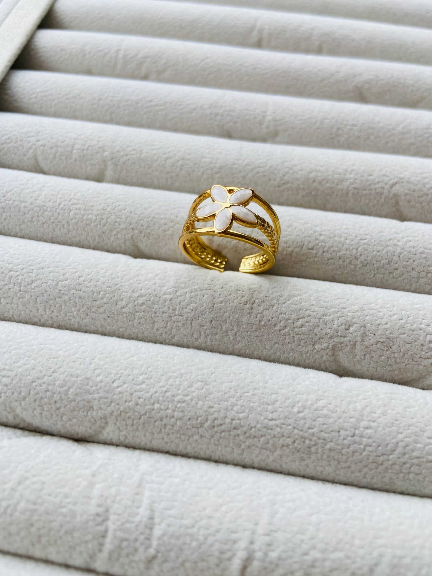 Anti tarnish marble ring flower