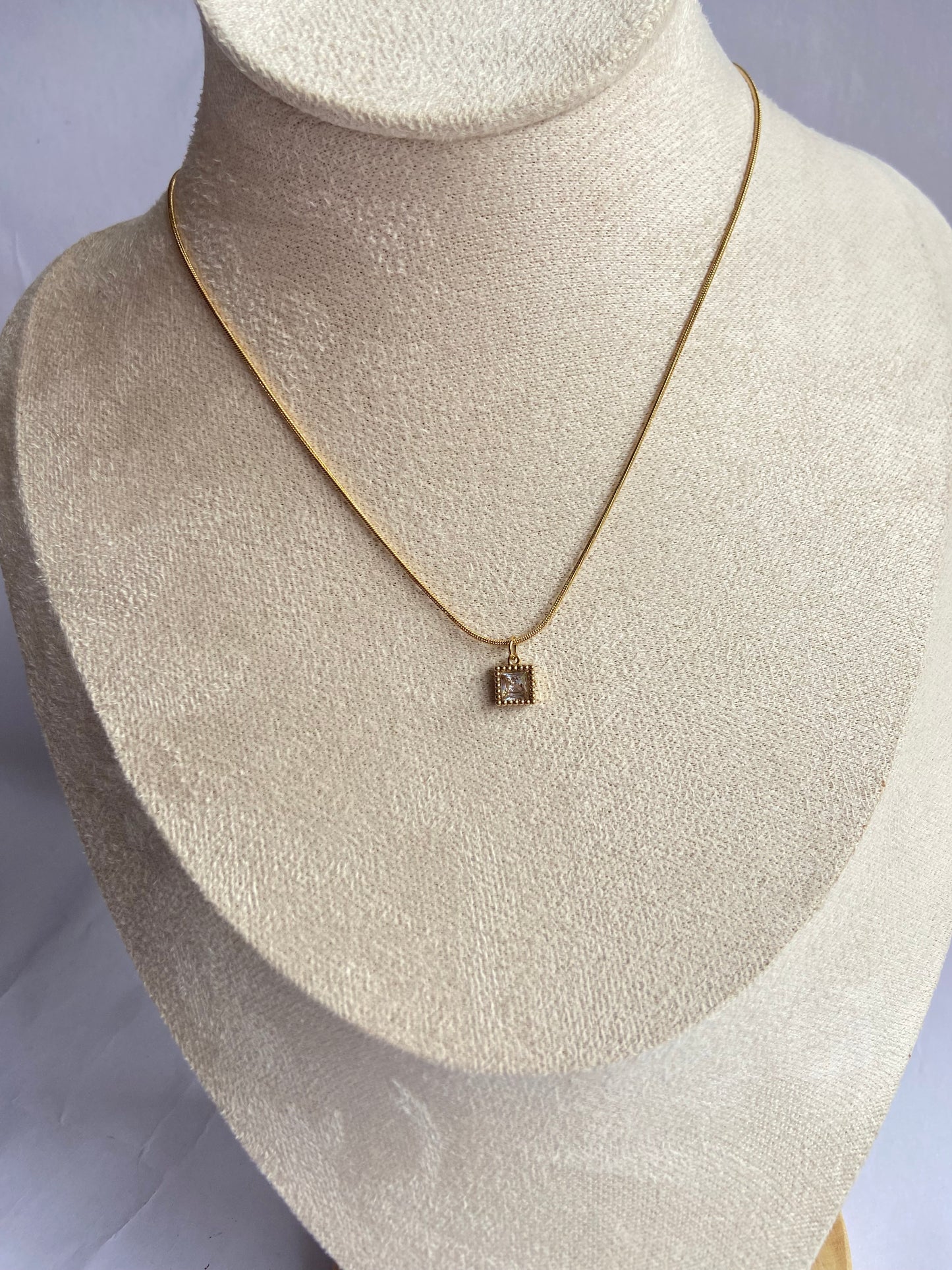 Anti tarnish white saphire necklace