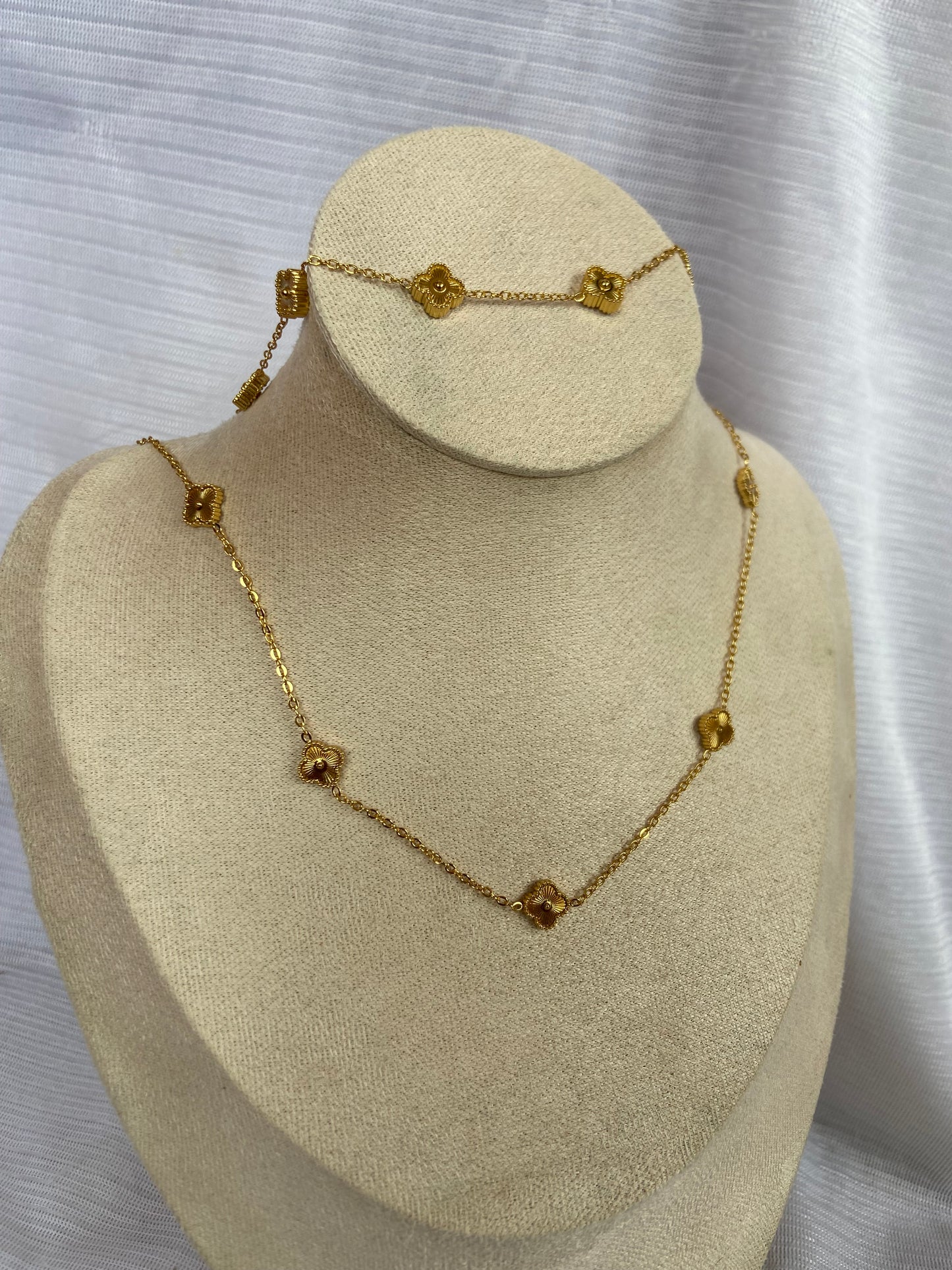 Anti tarnish New golden clover (chain & bracelet)