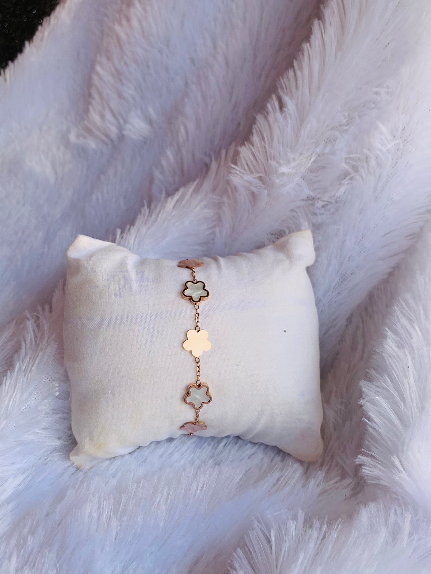 Anti tarnish white flower bracelet