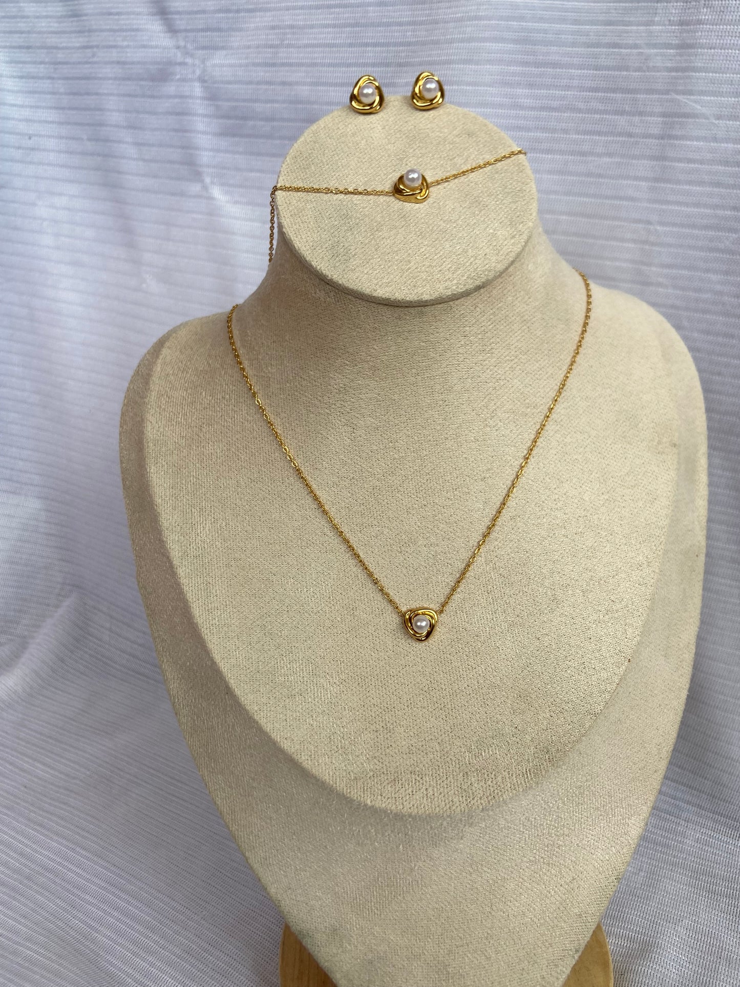 Anti tarnish pearl set combo (necklace,bracelet and earring)