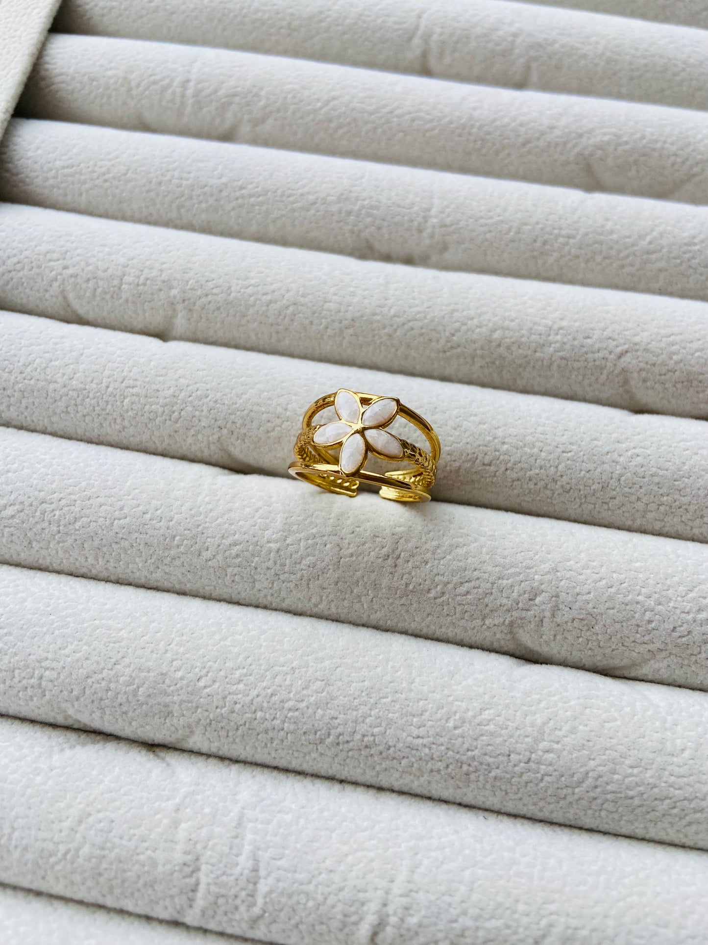 Anti tarnish marble ring flower