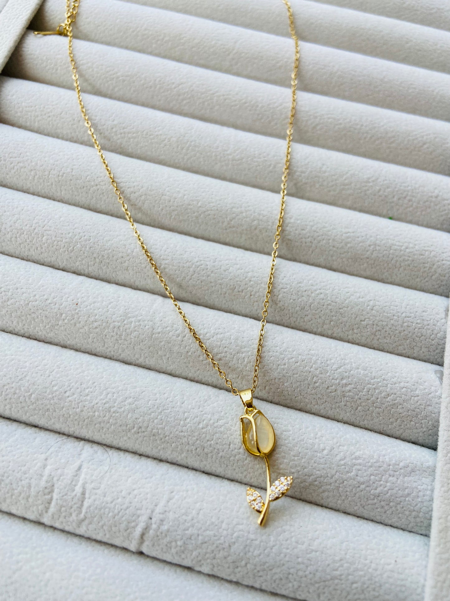 Anti tarnish yellow rose necklace