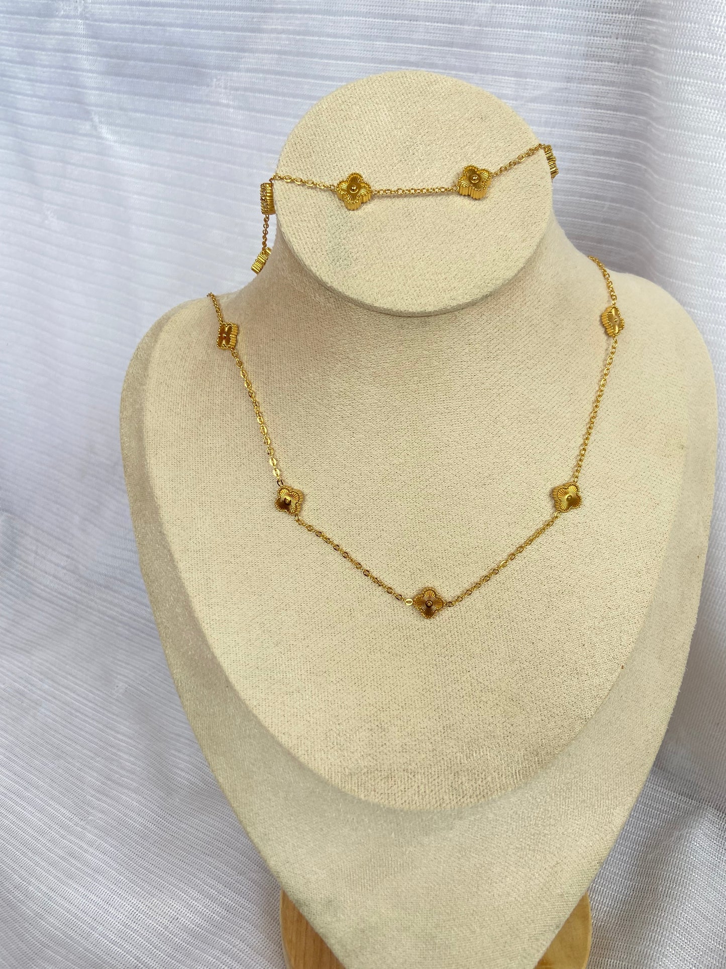 Anti tarnish New golden clover (chain & bracelet)