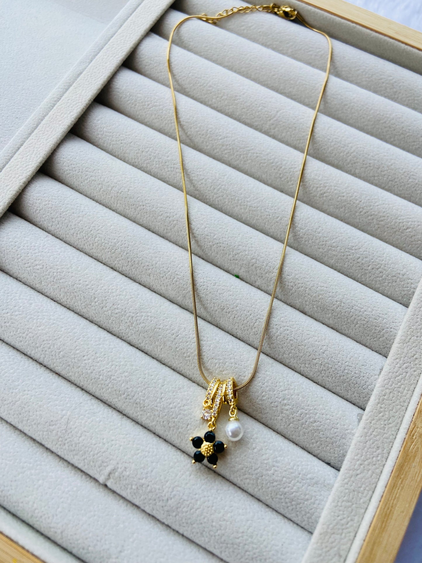 New anti tarnish black flower necklace