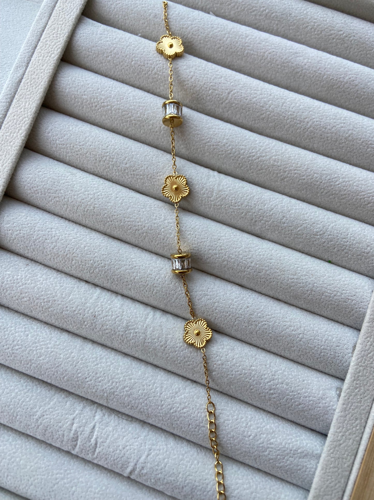 New anti tarnish golden clover bracelet with stone