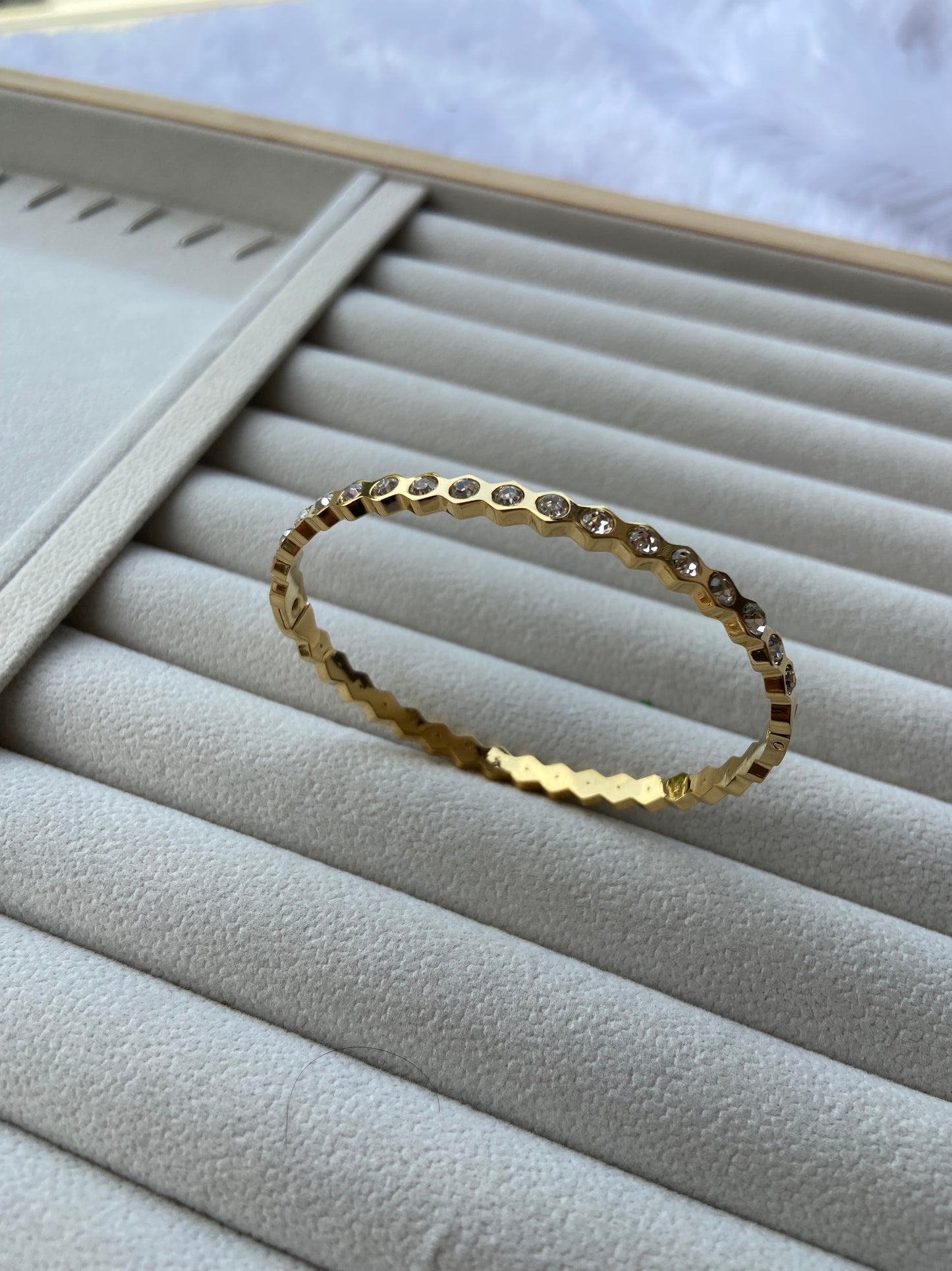 Anti tarnish sillvi stone bangle