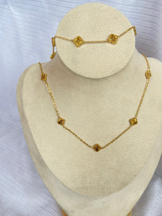 Anti tarnish New golden clover (chain & bracelet)