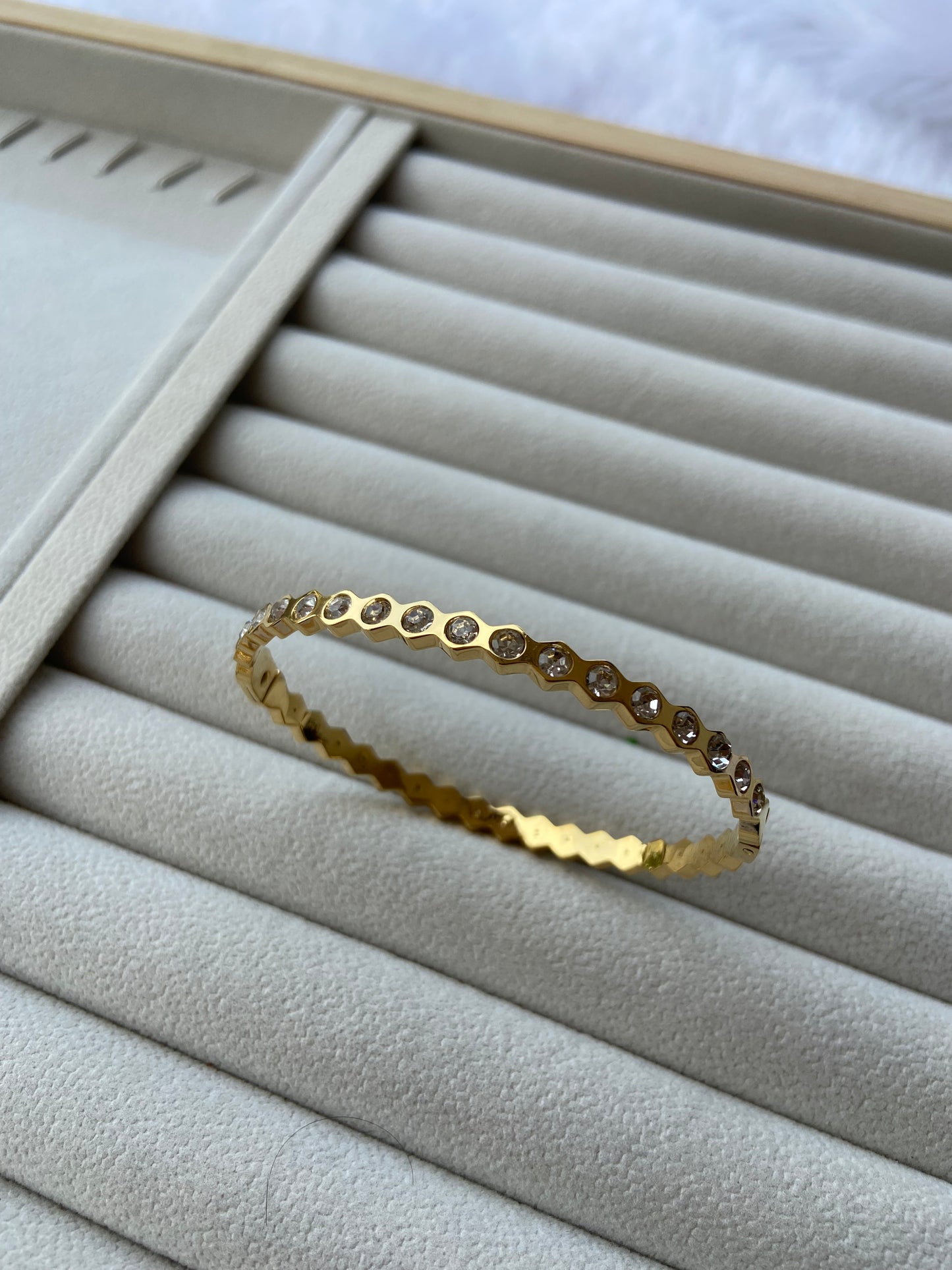 Anti tarnish sillvi stone bangle