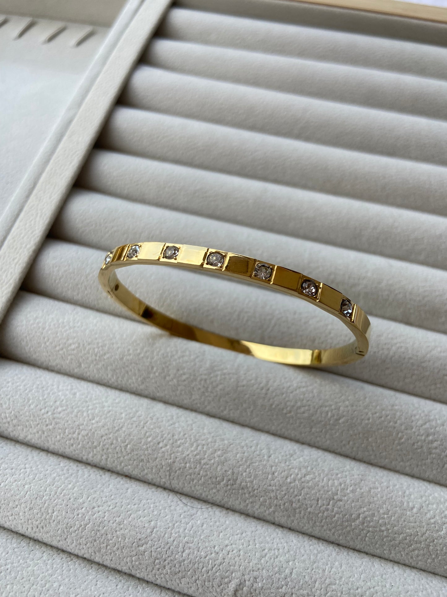 Anti tarnish stone wrist bangle