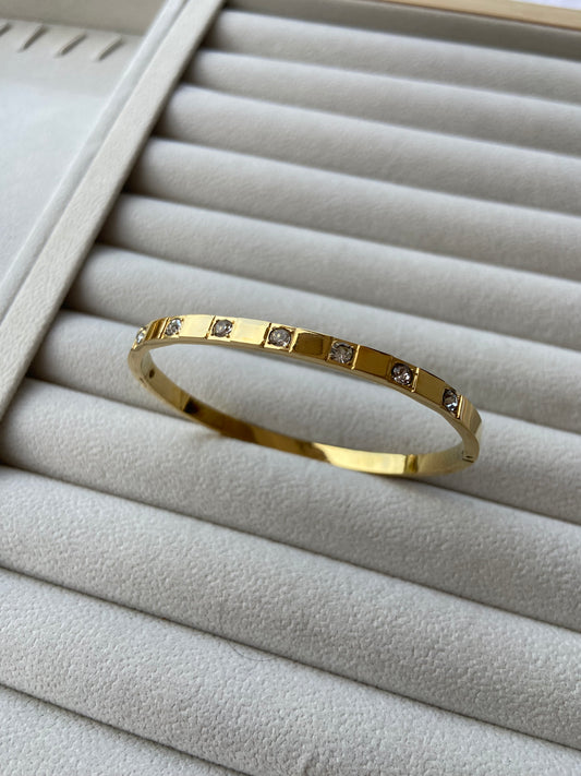 Anti tarnish stone wrist bangle