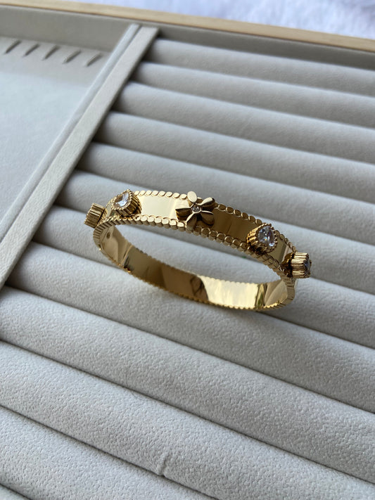 New anti tarnish flower stone bangle