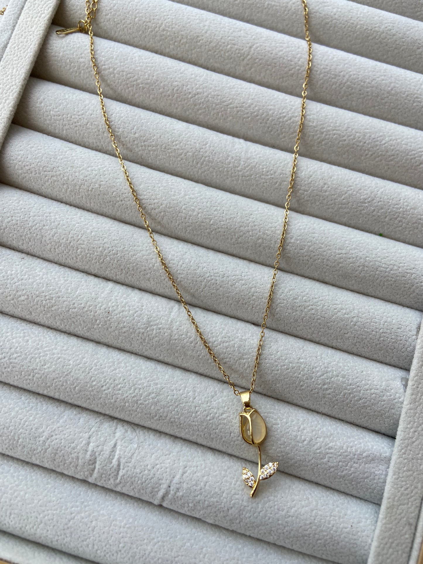 Anti tarnish yellow rose necklace