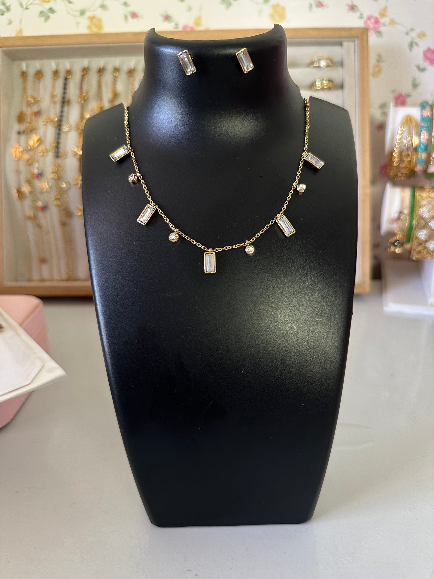 New anti tarnish stone hanging chain with earring set