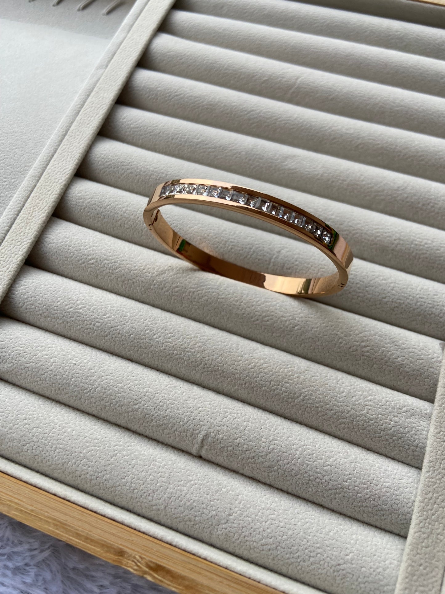Anti tarnish round stone bangle