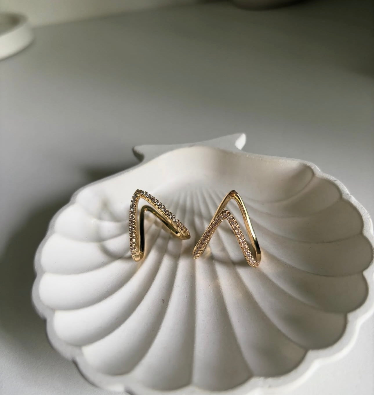 Anti tarnish new V stone rings