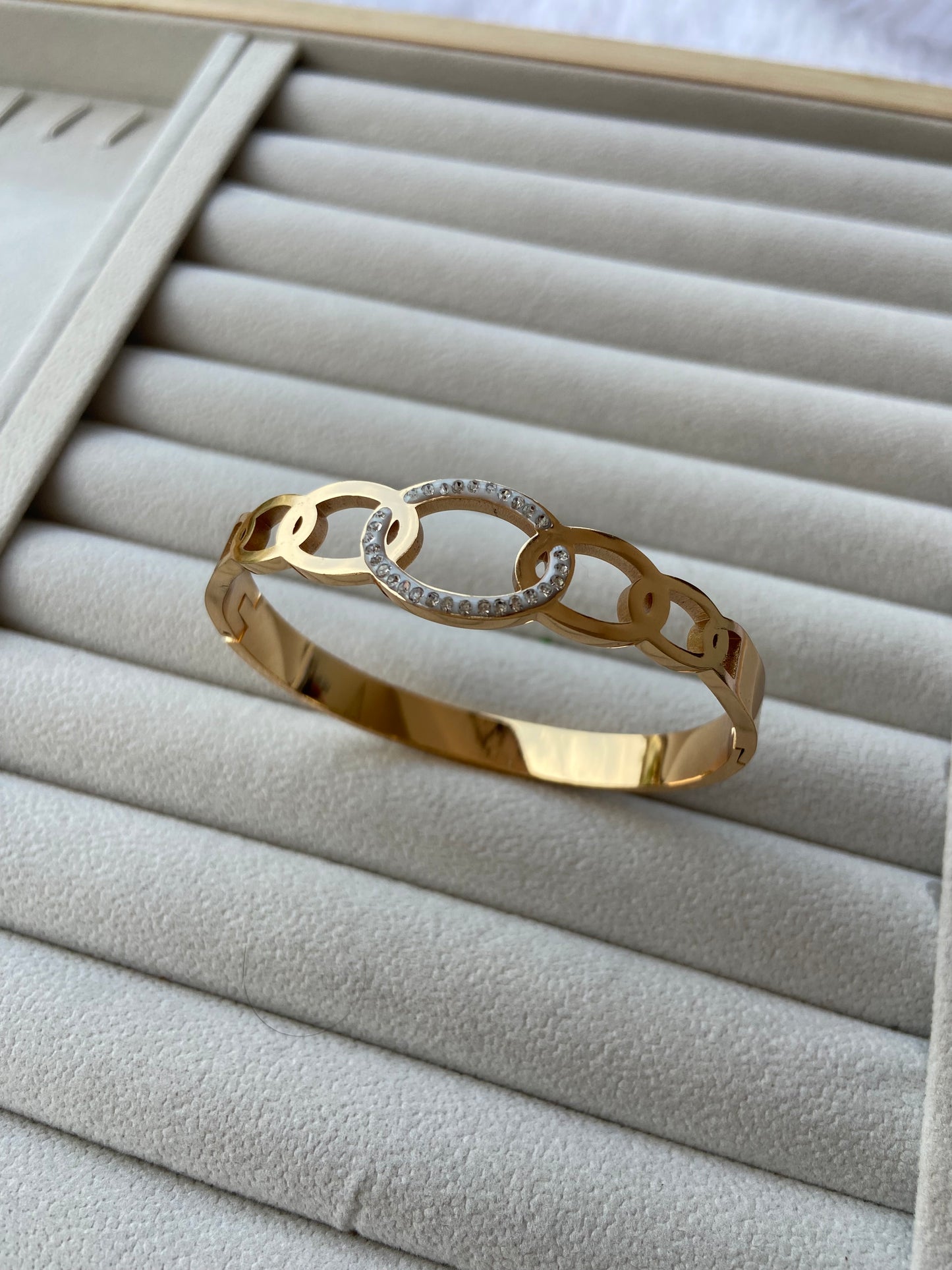 Anti tarnish wrist stone bangle