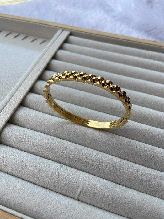 New anti tarnish strap bangle