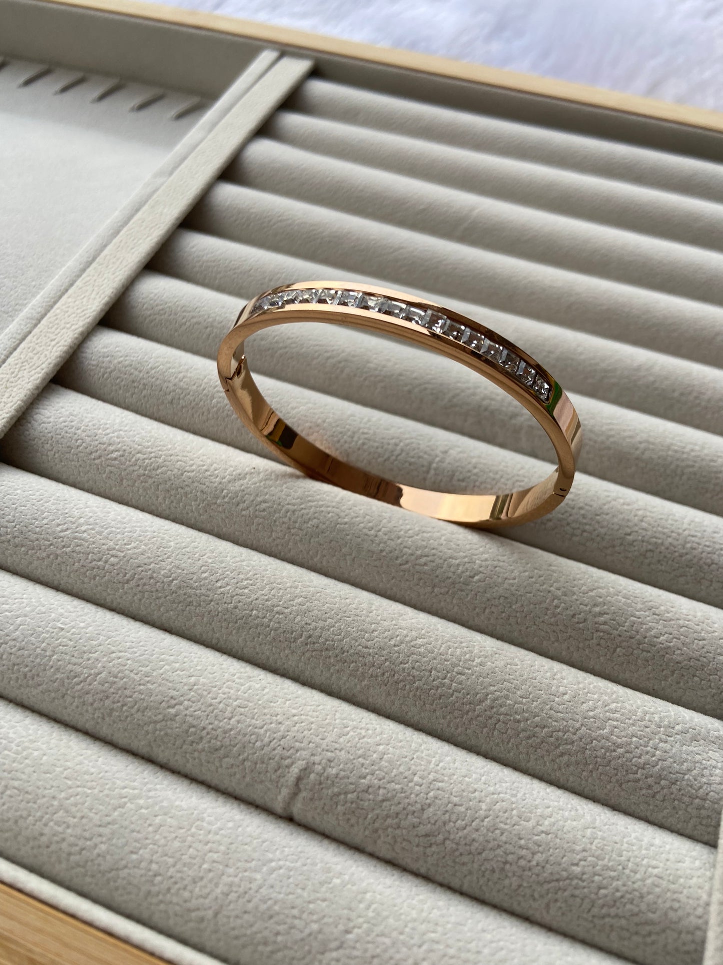 Anti tarnish round stone bangle