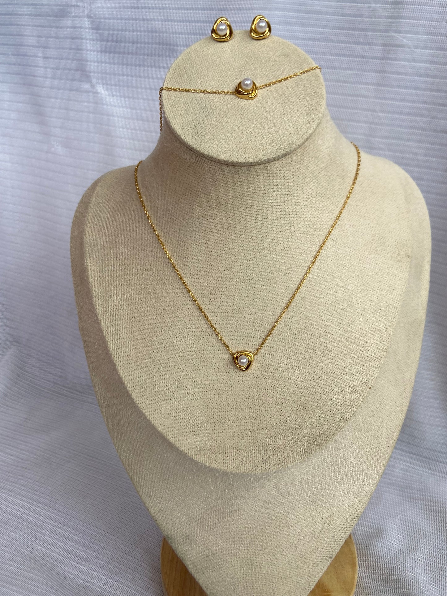 Anti tarnish pearl set combo (necklace,bracelet and earring)