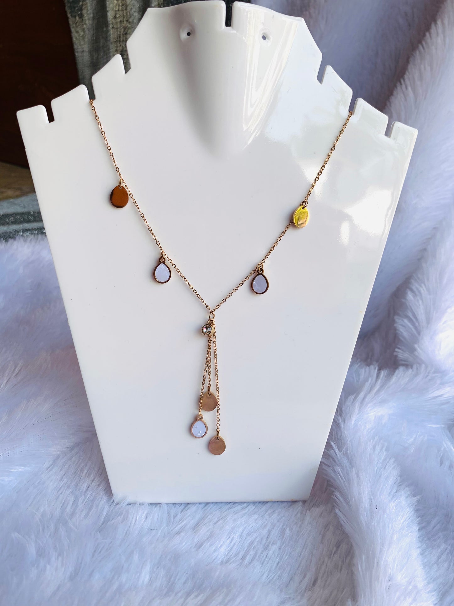 Anti tarnish hanging necklace white stone