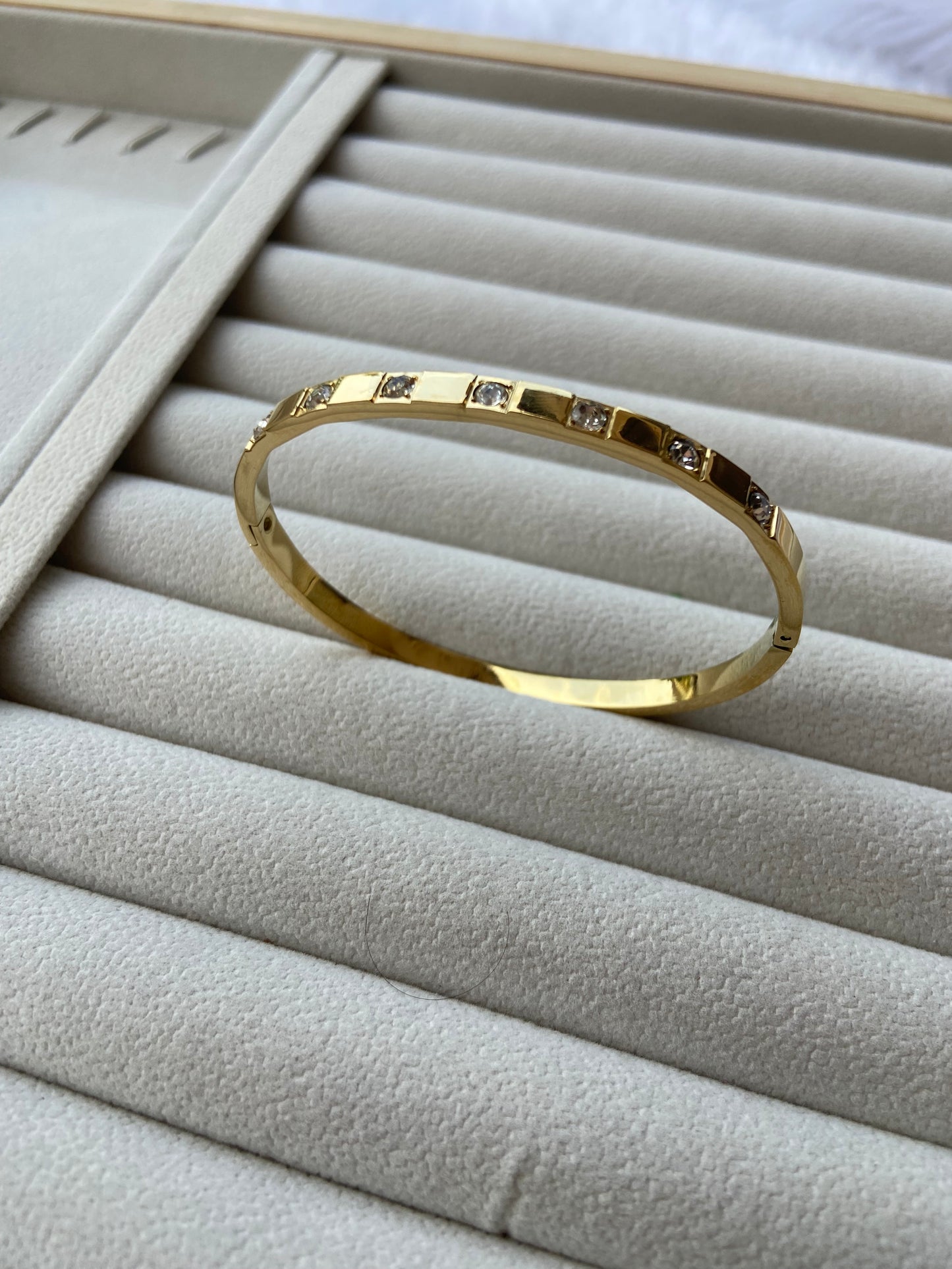 Anti tarnish stone wrist bangle