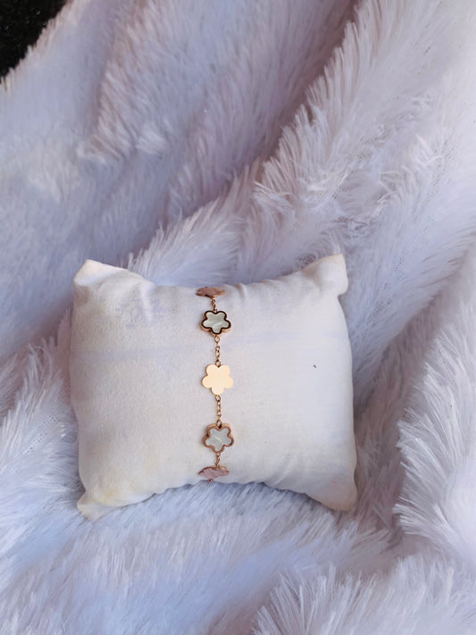 Anti tarnish white flower bracelet