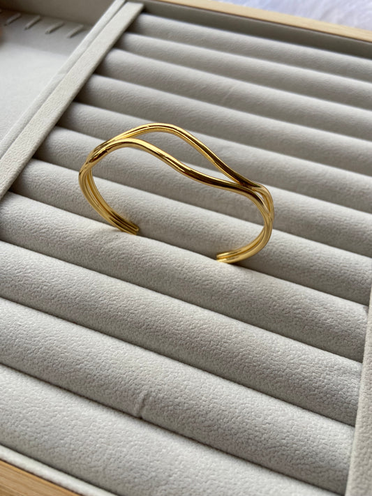 Anti tarnish curly open bangle