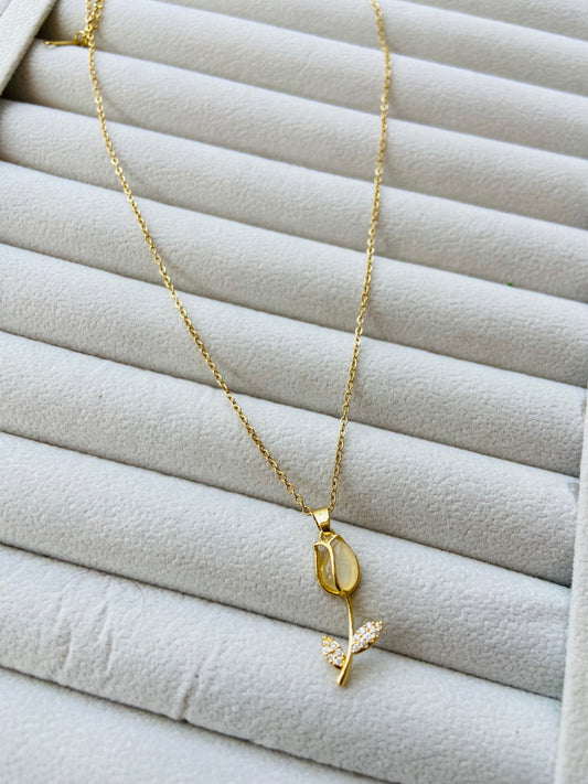 Anti tarnish yellow rose necklace